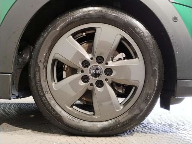 MINIのアロイ・ホイールは、MINIらしさの象徴である、ゴーカート・フィーリングを向上させるために技術の粋を集めて開発されています。