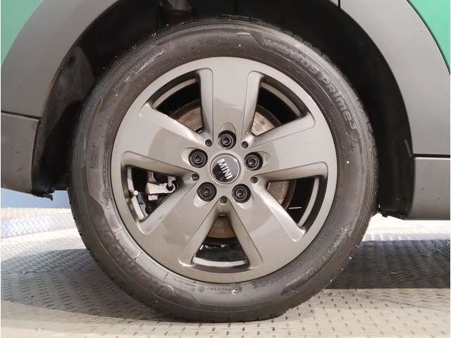 MINIのアロイ・ホイールは、MINIらしさの象徴である、ゴーカート・フィーリングを向上させるために技術の粋を集めて開発されています。