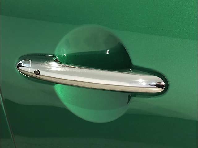 MINIはドアが分厚いです。衝突によりドアがつぶれてしまった場合にも外からいち早くドアを開けれるよう考えられています。数十秒の救出の遅れが命につながりかねない場合、こういった配慮が重要なポイントです。