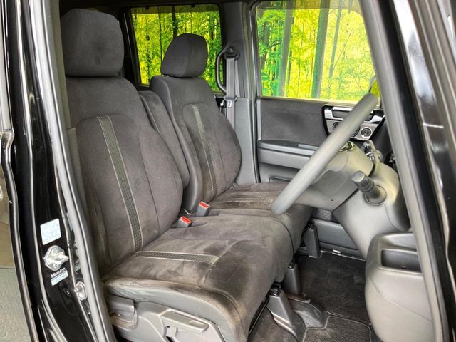 運転席まわりには十分なスペースがあり、大柄な方でもゆったり運転していただける環境です。