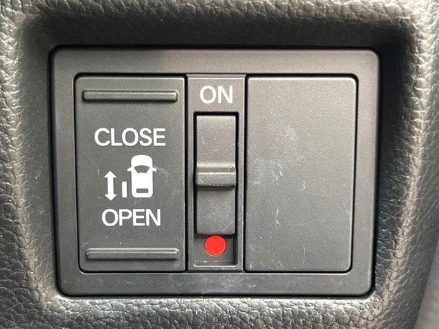 【パワースライドドア】スマートキーや運転席のスイッチでスライドドアの開閉が可能♪電動だから力を入れてドアを開ける必要が無く、小さいお子様でも、重い荷物を持っている時もラクに開け閉めできます♪