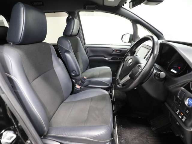 ゆったり室内で運転もしやすいです♪使い勝手の良い配置も考えられています！！