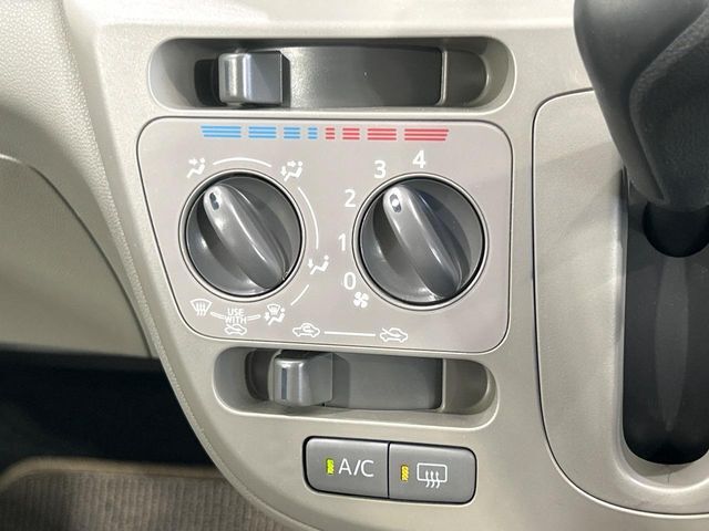 寒い冬も暑い夏も全席に快適な空調を届けてくれる、ダイヤル式エアコンを装備♪