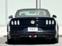 リアガーニッシュ中央のオーナメントは初代の給油口をモチーフにしたデザイン　ギャロッピングホースが輝いてます。　リアのコンビランプは縦の3連で初代マスタングから継承し続けているアイデンティティーです。