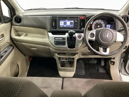 車内は光触媒抗菌消臭施工済です。スタイリッシュなデザインで暖かみのあるインパネ周りを演出します。グローブボックスやカップホルダーのほかにトレーなどたくさんの収納スペースが装備されています。