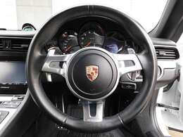 綺麗な外装色ホワイト＆19インチカレラホイールの組み合わせが