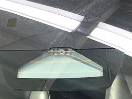 【トヨタセーフティセンス】走行中に前方の車両等を認識し、衝突しそうな時は警報とブレーキで衝突回避と被害軽減をアシスト。より安全にドライブをお楽しみいただけます。