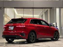 リアもスポーティな演出が加えられており、非常にかっこよく仕上がっております！