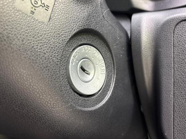 WECARSの展示場では実際に見て、触ってお車をお選びいただけます！知識の豊富な営業スタッフが様々なカーライフをご提案いたします！