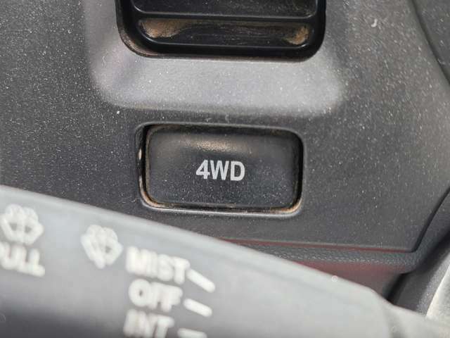 4WD切り替えはボタン式です