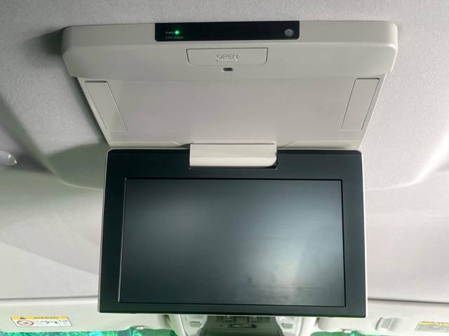 【フリップダウンモニター】大画面モニターで後席でもエンタメをお楽しみいただけます。小さなお子様にも大人気の装備です♪