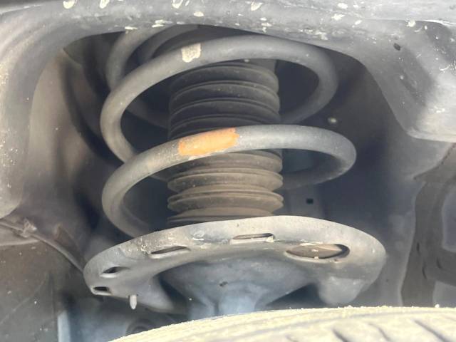 お車を安心してお乗りいただく為には、足回りの定期点検が欠かせません。サービスサポート（有償保証）では無料点検もご提供しており、安心のカーライフをお過ごしいただけるサポート体制が整っています。