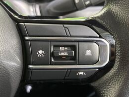 【アダプティブクルーズコントロール】高速道路での長距離走行が楽に！！自動で速度を保つクルーズコントロールが、衝突軽減システムと連携し、前方の車両を感知して車間を保つように速度調節してくれます！！