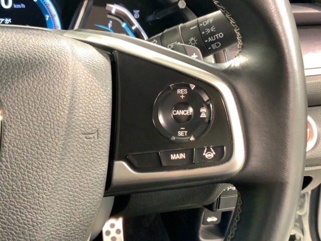 クルーズコントロールを装備しています。高速道路などで一定の速度で走ってくれるので運転が楽ですよ！速度を設定できますので、スピードの出しすぎにも注意できます。