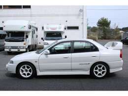 当店にはキャンピングカー・スポーツカー・旧車・輸入車・トラックなどを取り揃えています。