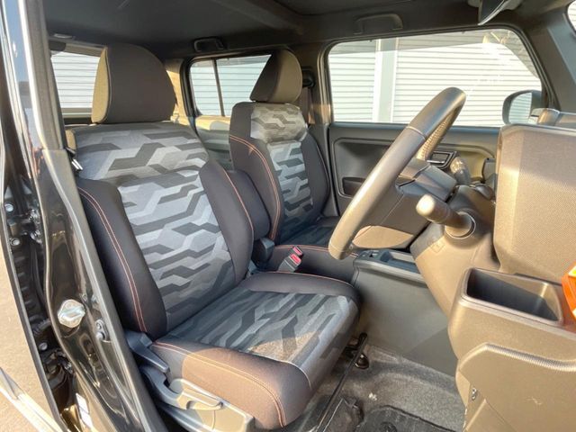 運転席まわりには十分なスペースがあり、大柄な方でもゆったり運転していただける環境です。