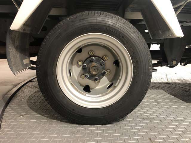 タイヤサイズは前175/80R15　101/99NLT　後ろ155R13　8PR　LTです☆