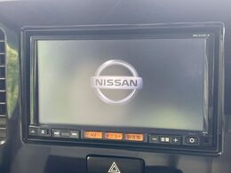 【純正ナビ】人気の純正ナビを装備しております。ナビの使いやすさはもちろん、オーディオ機能も充実！キャンプや旅行はもちろん、通勤や買い物など普段のドライブも楽しくなるはず♪