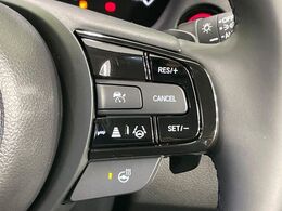 【アダプティブクルーズコントロール】高速道路での長距離走行が楽に！！自動で速度を保つクルーズコントロールが、衝突軽減システムと連携し、前方の車両を感知して車間を保つように速度調節してくれます！！