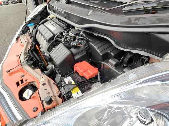 エンジンルームの状態もキレイで機関も良好です！当社では仕入時に90ヵ所以上の点検項目の確認や試乗も実施してます！問題のない車両を店頭にて販売しております！