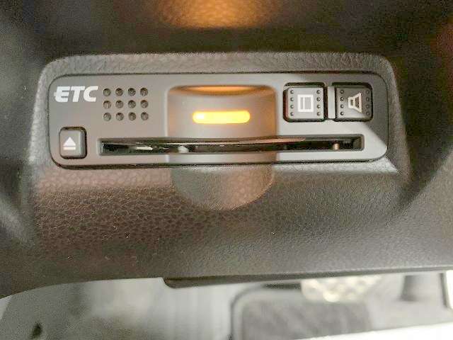 人気のオプション、ビルトインETC付き！料金所もノンストップ通過で渋滞知らず！後から付けると2前後はするオプションですので、最初から付いているのは嬉しいですね！