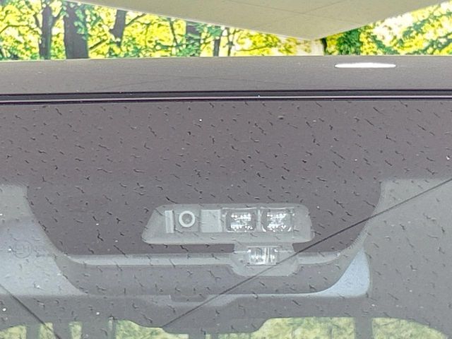 【三菱e-Assist】走行中に前方の車両等を認識し、衝突しそうな時は警報とブレーキで衝突回避と被害軽減をアシスト。より安全にドライブをお楽しみいただけます。