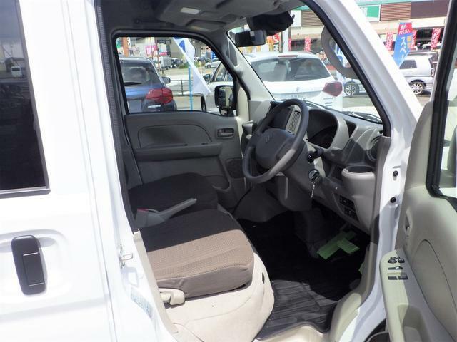 乗り降りしやすい、広いドア開口部！運転席は230mmのシートスライドが可能なので、乗る人の体格に合わせて最適な運転姿勢がとれます！！