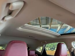 【サンルーフ】開放感たっぷりの希少装備、サンルーフが装着されています！車内に明かりを取り入れたり景色を楽しむ以外にも、車内の空気も簡単に換気できて快適です！