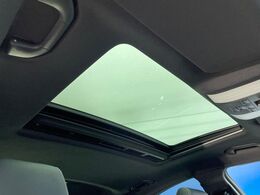 ●サンルーフ：開放感たっぷりの希少装備、サンルーフが装着されています！車内に明かりを取り入れたり景色を楽しむ以外にも、車内の空気も簡単に換気できて快適です！