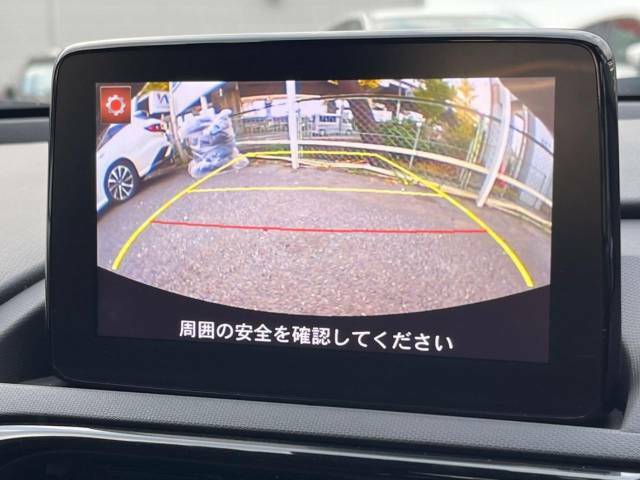 【バックカメラ】駐車時に後方がリアルタイム映像で確認できます。大型商業施設や立体駐車場での駐車時や、夜間のバック時に大活躍！運転スキルに関わらず、今や必須となった装備のひとつです！