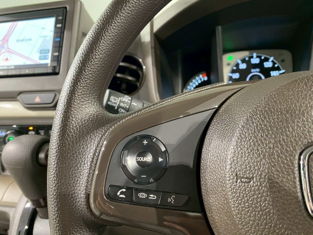 【ステアリングリモコン】ステアリングにオーディオ調節可能なスイッチが装備されていますので運転中でも視線をそらさずにオーディオの調節が可能です！