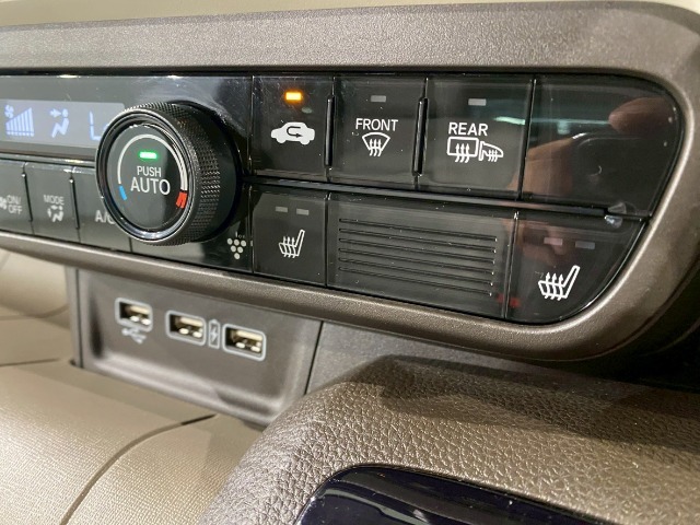 【シートヒーター】シートヒーター装備車です。寒い冬に乗車中とても暖かく快適に移動できます。冷え性の方にピッタリの装備です！