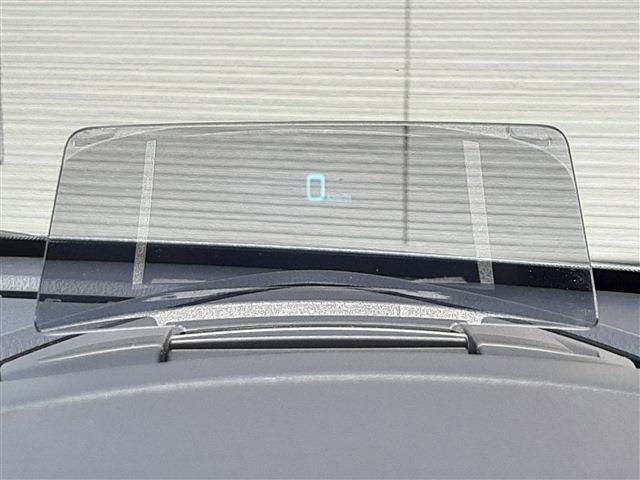 ■　装備5　■　アクティブドライビングディスプレイ：車速をはじめ様々な警報等が映し出されます