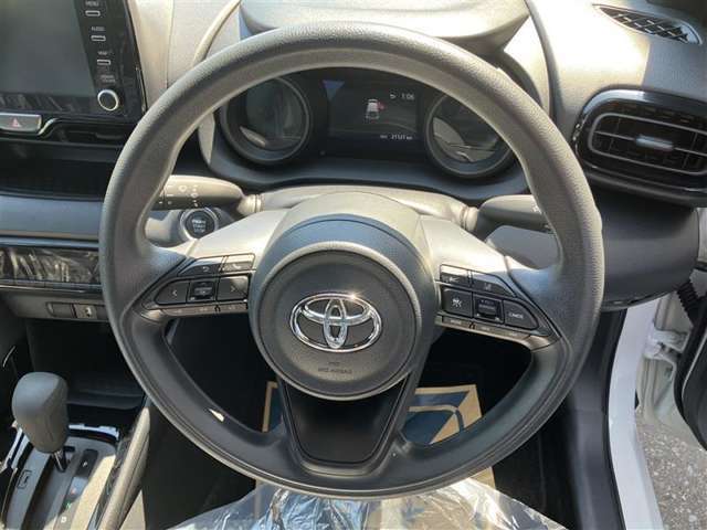 クルーズコントロール付き。アクセルペダルから足を離しても一定の速度で走行できるので高速道路が楽になります♪また、無駄なアクセルの踏み込みが抑えられエコドライブにも貢献します