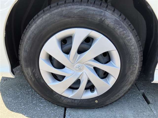 純正アルミ付き。タイヤサイズは195/65R15、現在は冬タイヤ装着で残り溝は約7ミリです