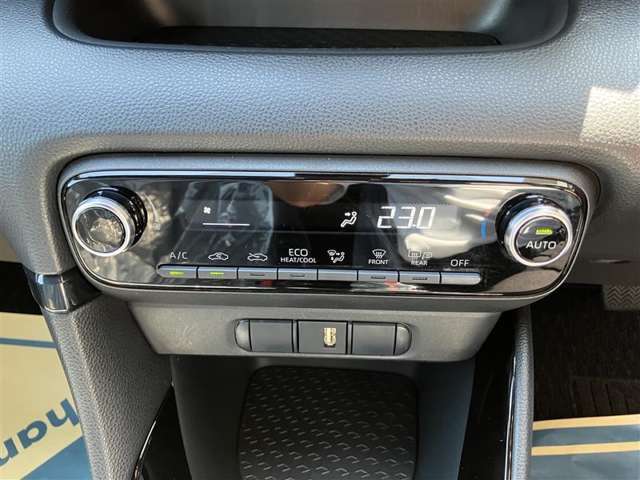 オートエアコンなので、お好みの温度に設定するだけで車内を快適空間にしてくれます。