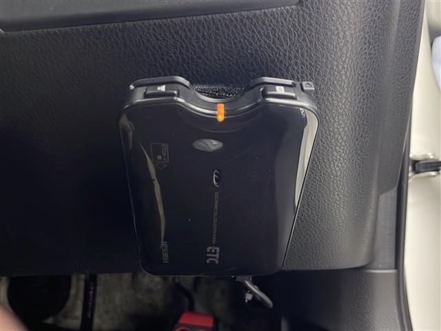 【ETC】有料道路を利用する際に料金所で停止することなく通過できる、ETC車載器（ノンストップ自動料金収受システム機器）が装備されています。セットアップを行うことで利用可能になります。