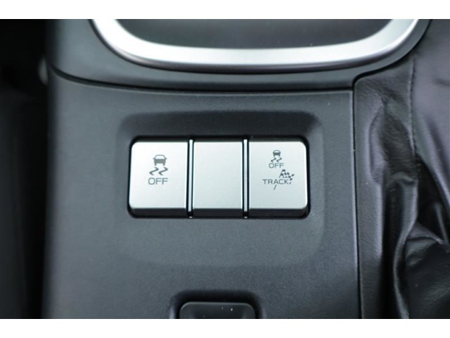 車両安定性を制御するVSCと、滑りやすい路面での発進や加速時の空転を制御するTRCのOFFスイッチです。