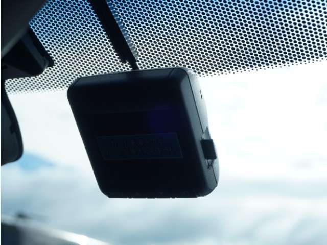 ◆ドライブレコーダー◆映像・音声などを記録する自動車用の装置です。　もしもの事故の際の記録はもちろん、旅行の際の思い出としてドライブの映像を楽しむことができます。