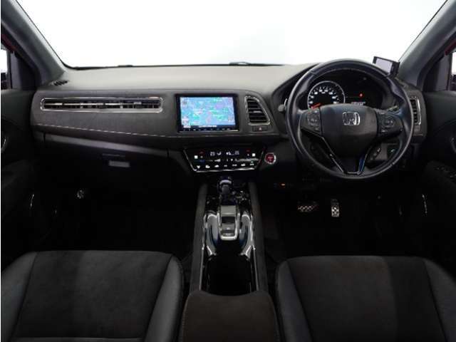 視界広々で運転しやすくロングドライブでも疲れを感じさせないすっきりとまとまったインパネ周りです。