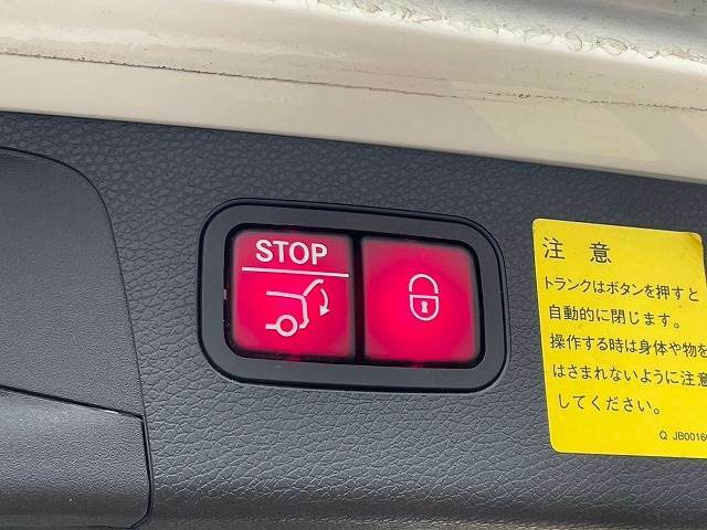 高級車にはお馴染みの【電動リアゲート】搭載。