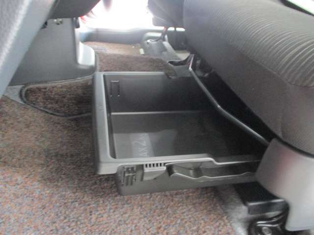 助手席シートの下には、何かと便利な引き出し式収納BOXもあります！