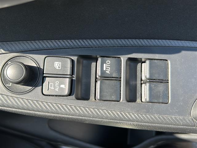 窓操作部の画像です。店舗にて現車の確認もいただけますので、お電話で在庫のご確認の上是非ご来店くださいませ！！！ワクワクするクルマ選びをご提案します！