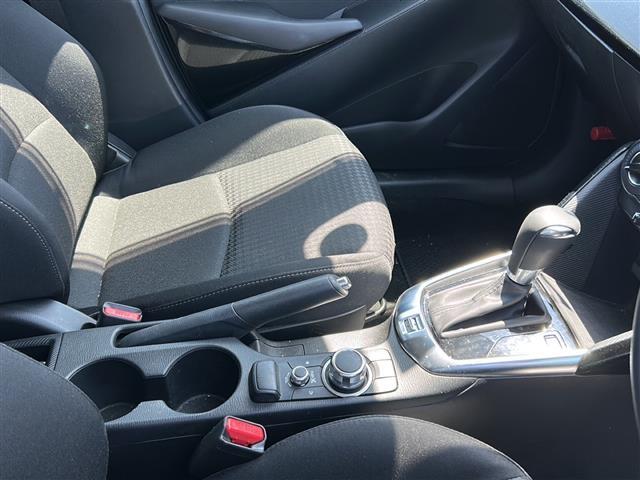 ドリンクホルダーの画像です。店舗にて現車の確認もいただけますので、お電話で在庫のご確認の上是非ご来店くださいませ！！！ワクワクするクルマ選びをご提案します！