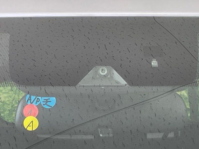 【三菱e-Assist】走行中に前方の車両等を認識し、衝突しそうな時は警報とブレーキで衝突回避と被害軽減をアシスト。より安全にドライブをお楽しみいただけます。