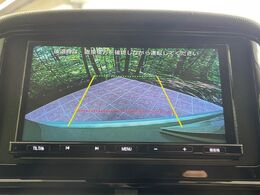 【バックカメラ】駐車時に後方がリアルタイム映像で確認できます。大型商業施設や立体駐車場での駐車時や、夜間のバック時に大活躍！運転スキルに関わらず、今や必須となった装備のひとつです！