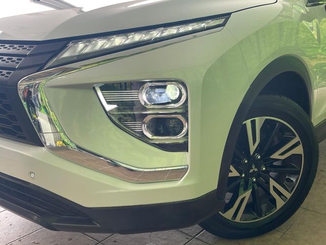 【LEDヘッドライト】悪天候や夜間走行時も良好な視界を確保し安心して運転できる高輝度LEDヘッドライトを装備！点灯速度が早く、消費電力も抑えられています。