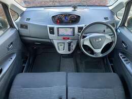車内はご覧の通り清潔感のある室内でございます♪スイッチ類などもシンプルな操作のしやすいものですので機械が苦手な方でも安心ですね♪入庫時に入念なクリーニングも行っております！