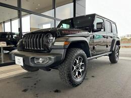 jeepブランドの象徴である、7スロットグリルや台形のホイールアーチが特徴です。