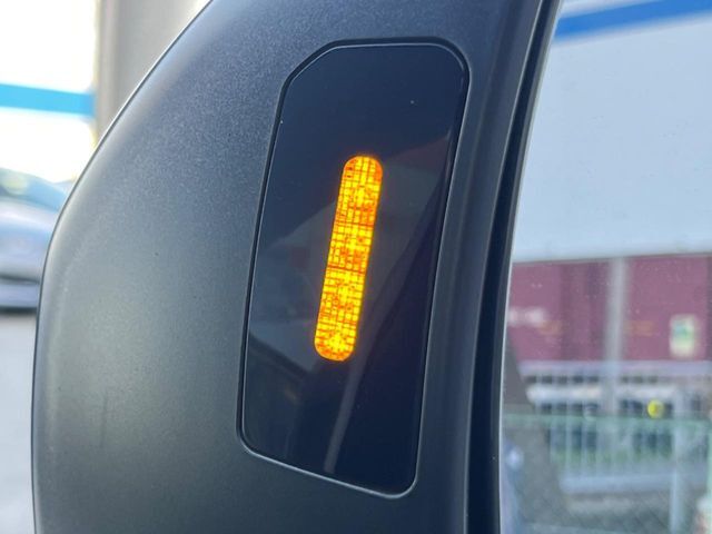 【リヤビークルディティクション】走行中、ドアミラーの死角になりやすい箇所に後続車が接近するとサイドミラー付近に警告を表示、ドライバーに注意喚起と、万一の際はハンドル操作をアシストをします。